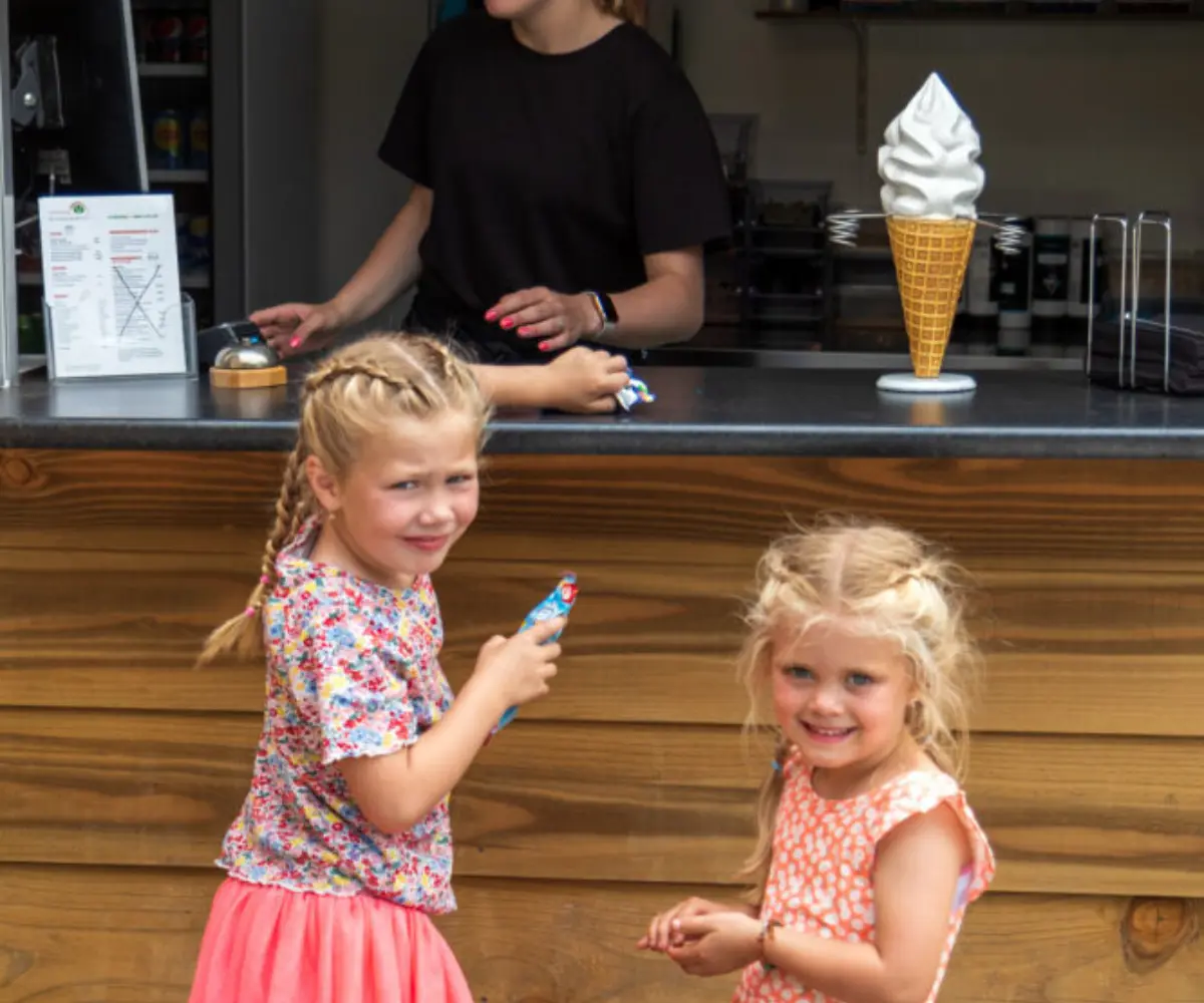 Ijsje halen op camping in Overijssel