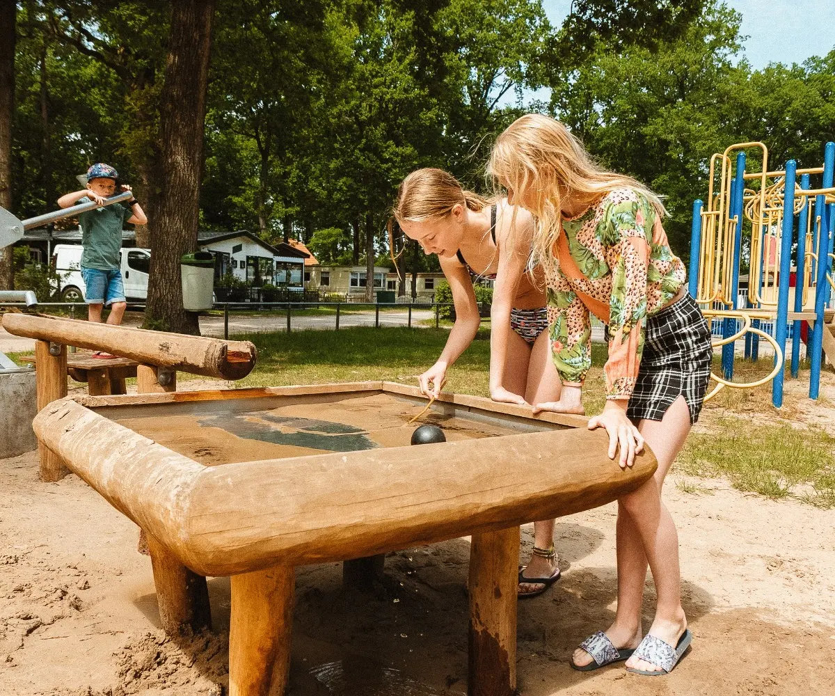 Buiten spelen op kindvriendelijke camping in Overijssel